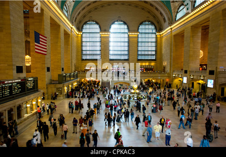 Pendler, Ticketkauf und Überschrift für ihre Züge im Bahnhof Grand Central Station in New York City Stockfoto