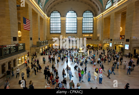 Pendler, Ticketkauf und eilen für ihre Züge im Bahnhof Grand Central Station in New York City Stockfoto