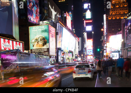 Autos & berühmten gelben Taxis & Taxis Beschleunigung in der Nacht durch Manhattan Times Square New York City Times Square in NewYork, times Stockfoto