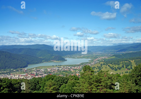 Dorf im Tal des Flusses Bistrita in Rumänien Stockfoto