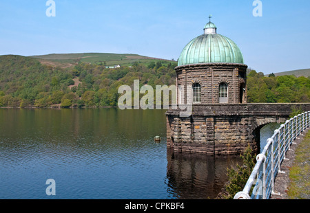 Kupfer gewölbte Turm auf dem Garreg Ddu-Stausee in Elan Tal Powys Mid Wales Großbritannien mit den Stausee und die Hügel hinter Stockfoto