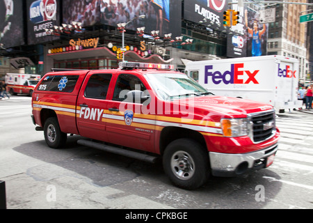 FDNY Feuerwehr New York City Manhattan Symbol ikonischen Fahrzeug beschleunigt durch Straßen Stockfoto