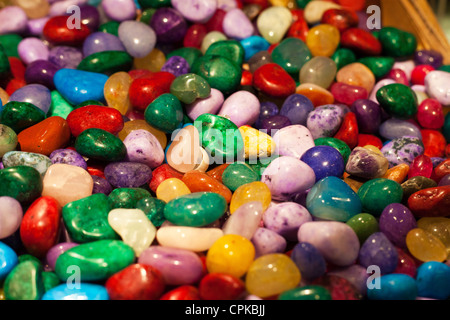 Sortiment an geschliffenen Edelsteinen in den Farben Stockfoto