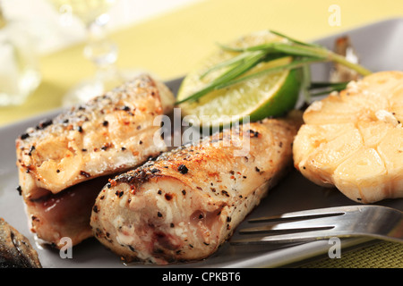 Stücke der Pfanne gebratene Makrele - detail Stockfoto