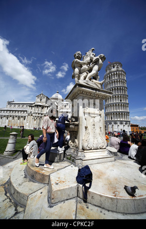 CHERUB ANGEL STATUE St. Marien Dom & SCHIEFEN Turm PISA Toskana Italien 8. Mai 2012 Stockfoto