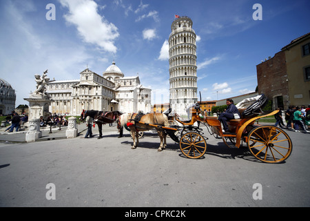 Pferd Kutsche Str. Marys Kathedrale & SCHIEFEN Turm PISA Toskana Italien 8. Mai 2012 Stockfoto