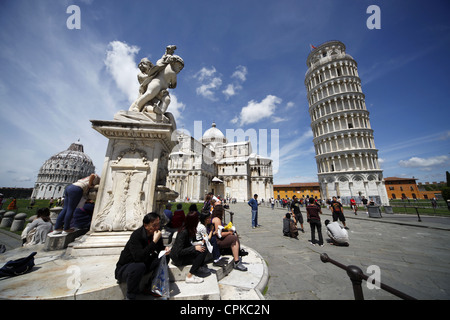 CHERUB ANGEL STATUE St. Marien Dom & SCHIEFEN Turm PISA Toskana Italien 8. Mai 2012 Stockfoto