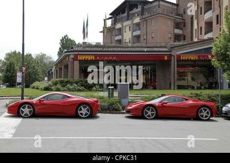 RED FERRARI 458 AUTOGESCHÄFT MARANELLO ITALIEN 2012 Stockfoto