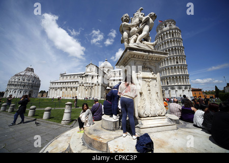 CHERUB ANGEL STATUE St. Marien Dom & SCHIEFEN Turm PISA Toskana Italien 8. Mai 2012 Stockfoto