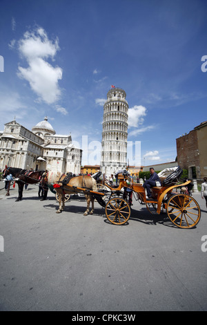 Pferd Kutsche Str. Marys Kathedrale & SCHIEFEN Turm PISA Toskana Italien 8. Mai 2012 Stockfoto