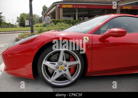 ROTER FERRARI 458 AUTORADES & STORE MARANELLO Italien 8. Mai 2012 Stockfoto