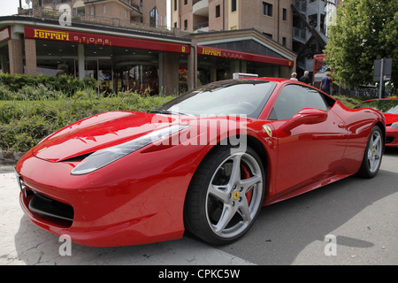 ROTER FERRARI 458 Auto & STORE MARANELLO Italien 8. Mai 2012 Stockfoto