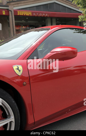 ROTER FERRARI 458 Auto & STORE MARANELLO Italien 8. Mai 2012 Stockfoto