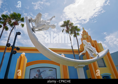 Ron Jon Surf Shop ist ein Welt berühmten Art-Deco-Palast von allem Surfen. Stockfoto