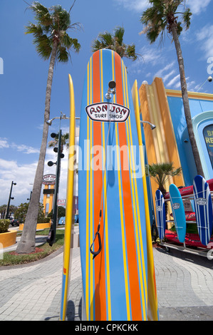 Ron Jon Surf Shop ist ein Welt berühmten Art-Deco-Palast von allem Surfen. Stockfoto