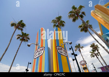 Ron Jon Surf Shop ist ein Welt berühmten Art-Deco-Palast von allem Surfen. Stockfoto