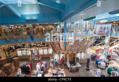 Ron Jon Surf Shop ist ein Welt berühmten Art-Deco-Palast von allem Surfen. Stockfoto