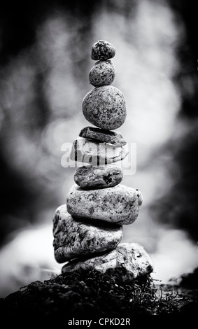 Ausgewogene gestapelten Steinen am Rande eines Flusses in der englischen Landschaft. Monochrom Stockfoto
