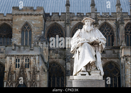 Richard Hooker Statue außerhalb der Kirche des Heiligen Petrus, Turm der Kathedrale von Exeter. Devon. England Stockfoto