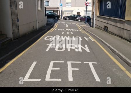 Trowch I'r Chwith, links abbiegen Schild in Walisisch und Englisch.  Swansea Wales UK. Stockfoto