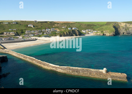 Portreath Pier und Strand von den Klippen über. Stockfoto