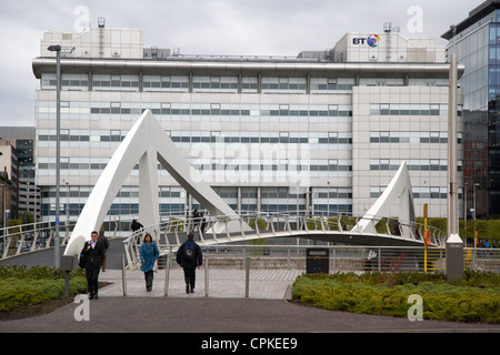 Tradeston Fußgängerbrücke über den Fluss Clyde zu BT-Gebäude in der Ifsd Broomielaw unter Grau Himmel Glasgow Schottland Stockfoto