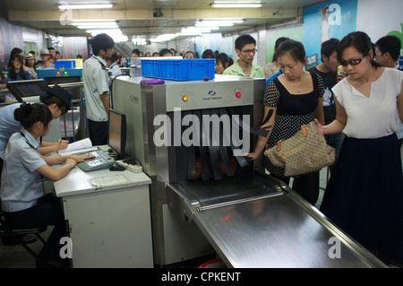 U-Bahn-Sicherheitsbeutel check-in Peking, China. 25. Mai 2012 Stockfoto