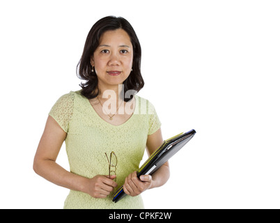 Reife asiatische Frauen halten Notebook, Stift und Gläser auf weißem Hintergrund Stockfoto