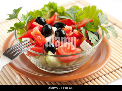 Frischer griechischer Salat in eine Glasschüssel. Stockfoto