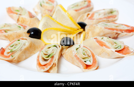 Pfannkuchen mit Lachs auf einem weißen Teller. Stockfoto