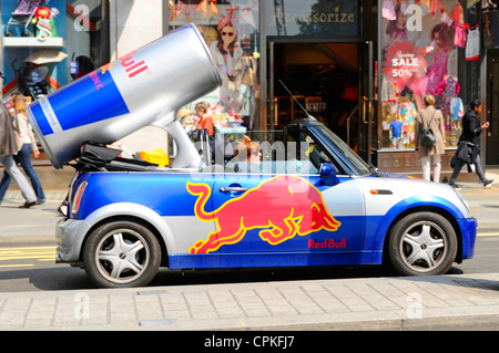 Mini Cabrio umgewandelt, um Red Bull trinken zu fördern durch die Integration von große Dose Stockfoto