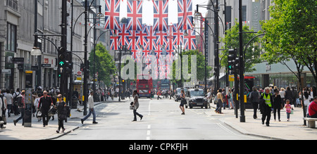 Fußgänger in der Oxford Street mit Jubilee Union Jacks, die auch während der Olympischen Spiele 2012 sein kann Stockfoto