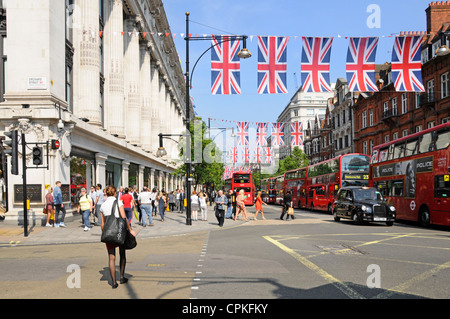 Oxford Street Union Jack Flags Queens Jubilee 2012 Olympics Feiern Busse vor dem Kaufhaus Selfridges West End London England VEREINIGTES KÖNIGREICH Stockfoto