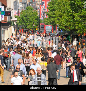 Geschäftige Oxford Street Menschenmenge von Käufern und Touristen Blick von oben zu Fuß auf Bürgersteig West End Einkaufsstraße & Shop Fronten Sommer Tag London Großbritannien Stockfoto