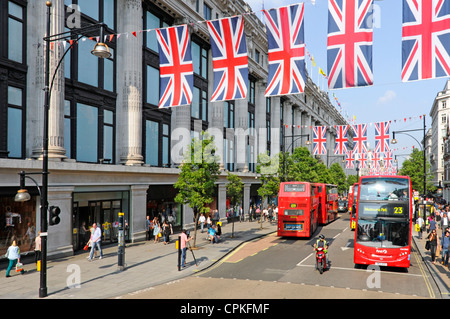 Oxford Street Union Jack Flags Queens Jubilee 2012 Olympics Feiern Busse vor dem Kaufhaus Selfridges West End London England VEREINIGTES KÖNIGREICH Stockfoto