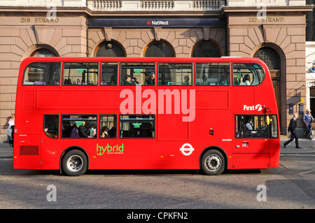 Hybrid-London-Bus außerhalb Nat West Bank-Filiale in The Strand Stockfoto