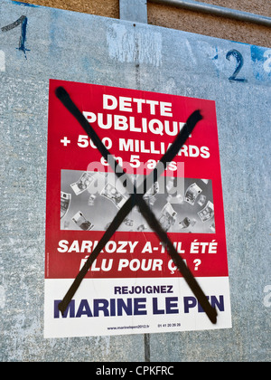 Verunstaltete französischen nationalen Wahlplakat des Front National Kandidaten - Indre-et-Loire, Frankreich. Stockfoto
