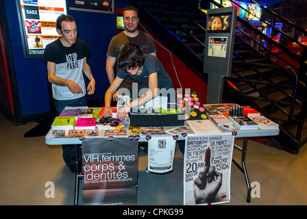 Paris, Frankreich, öffentliche Veranstaltungen, Act Up Paris, Aids Aktivisten kleine Gruppen, Verkauf am Stand in der Halle des Zenith, Brigitte Konzert, Freiwillige in Europa, hiv schwule Poster, Freiwillige ngo Stockfoto