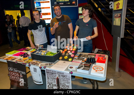 Paris, Frankreich, Act Up Paris, AIDS-Aktivisten, kleine Gruppen, Verkauf von Utensilien am Stand in der Halle des Zenith Brigitte Concert (Mikael, Pierre) Freiwillige in Europa Stockfoto