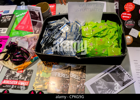 Paris, Frankreich, öffentliche Veranstaltungen, Act Up Paris, AIDS Activism Group Stall in Hall of the Zenith Theatre, Brigitte Concert, Verteilen von Kondomen Stockfoto