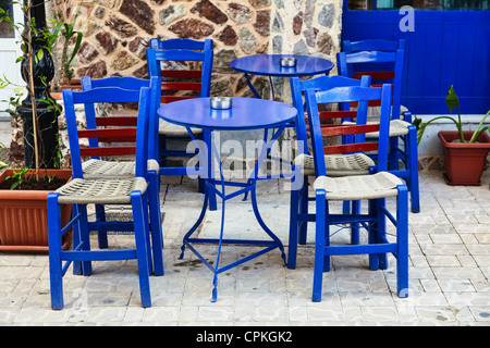 Blaue Stühle auf einem griechischen Café auf Kreta Stockfoto