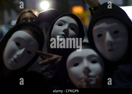 Las Palmas de Gran Canaria Karneval, Gruppe mit weißen Gesichtsmasken Stockfoto