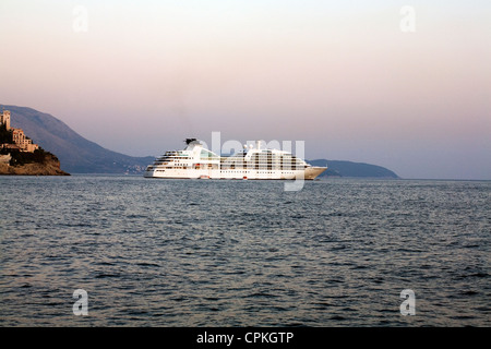 Kreuzfahrtschiff vor Anker des aus dem alten Hafen Dubrovnik Dalmatien Kroatien Stockfoto