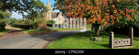 Holzschäfte auf den Dorfplatz und Kirche St Johns, untere Shuckburgh, Warwickshire, England; Großbritannien; UK Stockfoto