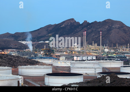Öl-Raffinerie-Einrichtungen bei Einbruch der Dunkelheit beleuchtet Stockfoto