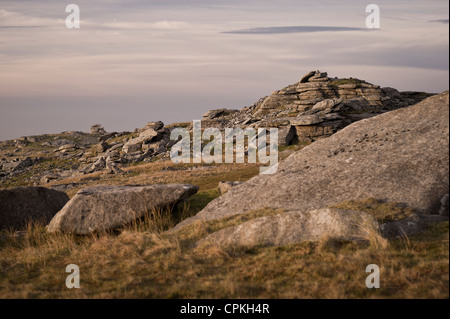 Regnerisch Tor und kleine Tor in der Nähe von groben Tor oder Roughtor auf Bodmin Moor, Cornwall Stockfoto