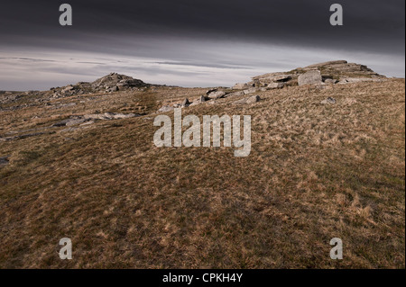 Regnerisch Tor und kleine Tor in der Nähe von groben Tor oder Roughtor auf Bodmin Moor, Cornwall Stockfoto