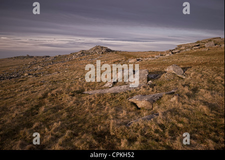 Regnerisch Tor und kleine Tor in der Nähe von groben Tor oder Roughtor auf Bodmin Moor, Cornwall Stockfoto