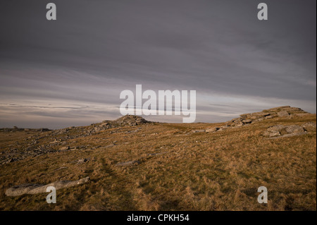 Regnerisch Tor und kleine Tor in der Nähe von groben Tor oder Roughtor auf Bodmin Moor, Cornwall Stockfoto