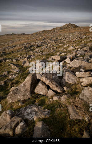 Regnerisch Tor und kleine Tor in der Nähe von groben Tor oder Roughtor auf Bodmin Moor, Cornwall Stockfoto